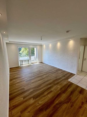 Frisch renoviert! - Helle 3-Zimmer-Wohnung mit gehobener Innenausstattung und 2 Balkonen in Kaarst