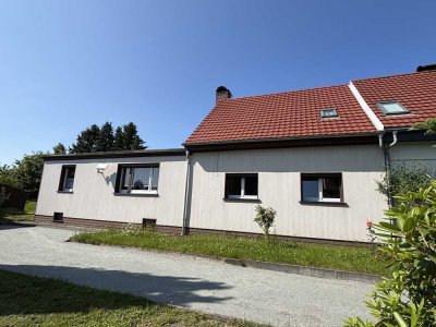 Ruhige Lage!
Doppelhaushälfte mit Anbau und Garagen