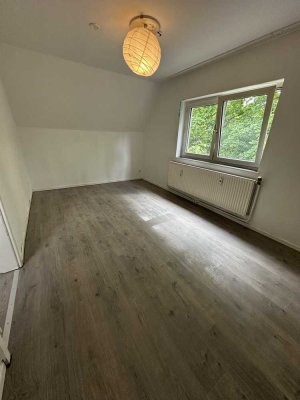 Erstbezug nach Sanierung mit Balkon und Einbauküche: Geschmackvolle 3-Zimmer-DG-Wohnung