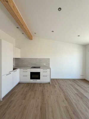 ERSTBEZUG: Exklusive 2-Zimmer Dachgeschosswohnung mit hochwertiger Einbauküche & Balkon in Mailing