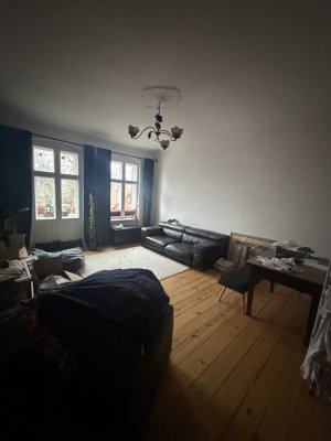 Schöne Altbauwohnung mit typische Element. Runde Fenster, Kassettenrüren, Stuck etc.
