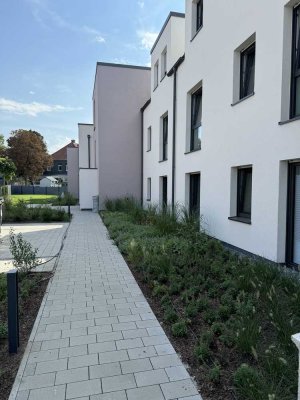 Schöne Neubau Wohnung mit Garten