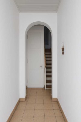 Sanierungsbedürftiges Mehrfamilienhaus mit erheblichem Entwicklungspotenzial.