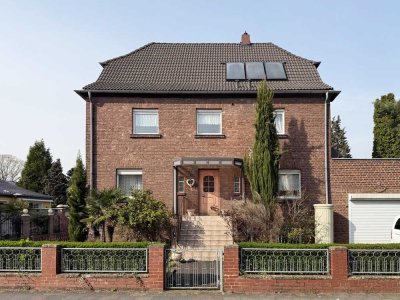 Großzügiges Zweifamilienhaus mit beeindruckendem Gartenparadies – Wohnen und Leben in Porz-Wahn