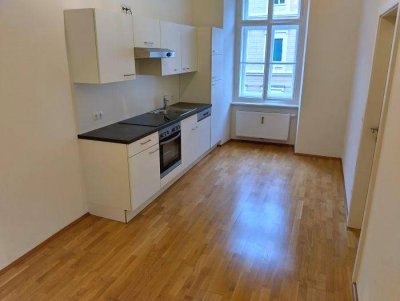Neuwertiger 2 ZIMMER-Altbau, extra Wohnküche möbliert mit Fenster, Bad mit Dusche und WC!