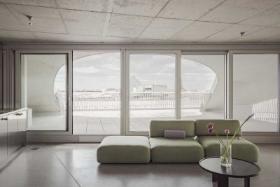 Stilvolles Penthouse mit edler Edelstahlküche, rohen Betonakzenten, privater Dachterrasse & SPA
