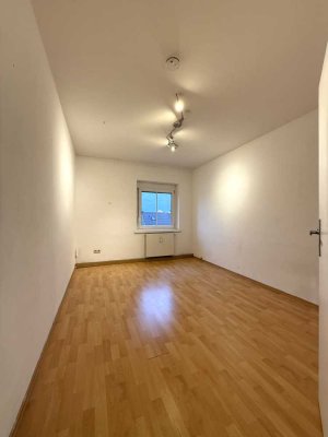 Lichtdurchflutete, schöne 4 Zi.-Wohnung mit Süd-Balkon, separater Küche und großem Keller