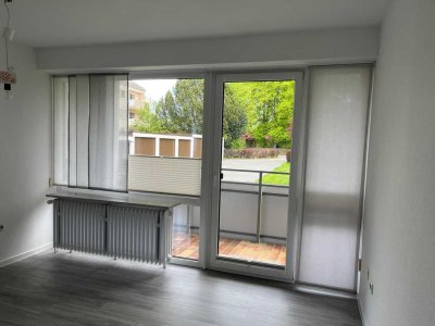 Schöne und modernisierte 2-Zimmer-Hochparterre-Wohnung mit Balkon in Münchberg