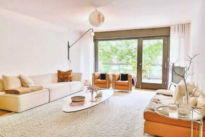 Provisionsfrei: helle Wohnung mit großen Glasfronten, Parkblick, zwei Balkonen, Pool und Sauna