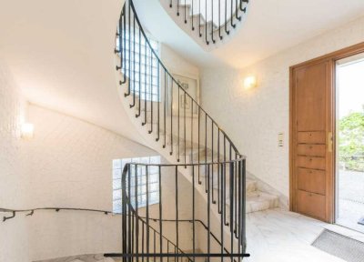 Exklusive, sanierte 3-Zimmer-Dachgeschosswohnung mit lux. Innenausstattung mit EBK