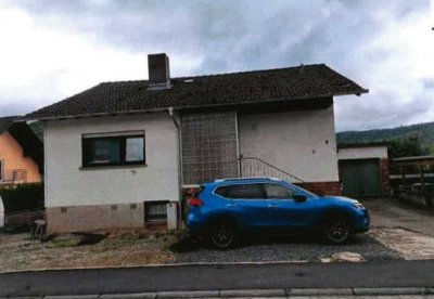 Zwnagsversteigerung ! Einfamilienhaus mit Garage und großzügigem Grundstück