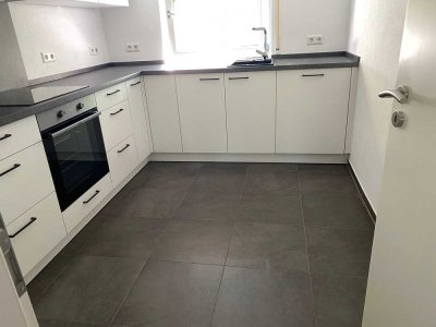 Erstbezug nach Sanierung mit Balkon und Einbauküche: Freundliche 3,5-Raum-Penthouse-Wohnung