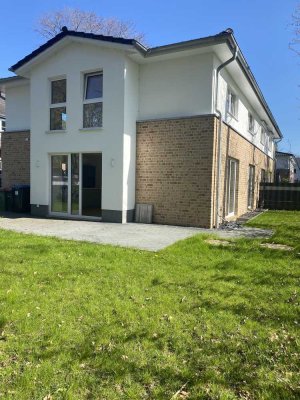 Moderne Doppelhaushälfte mit Terrasse und Garten