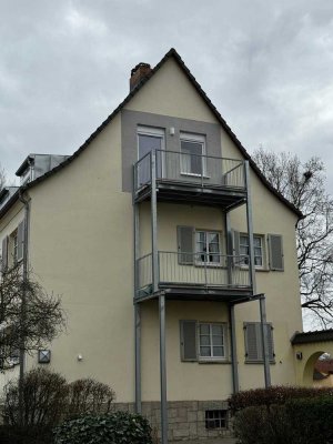 Erstbezug mit Balkon: Geschmackvolle 2-Zimmer-Dachgeschosswohnung mit geh. Innenausstattung