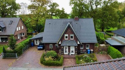 Charmantes Zweifamilienhaus mit Wintergarten und Weitblick – solides Eigenheim in Friesland