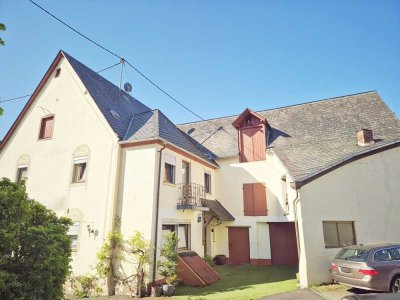 Kröv-Zentrum: 1-2 Familienhaus mit Stellplätzen und Freisitz in zentraler Lage!