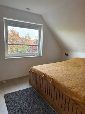 Lichtdurchflutetes Doppelhaus mit verglastem Wintergarten und moderner Küche