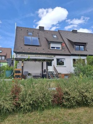 Modernisierte Doppelhaushälfte mit großem Garten