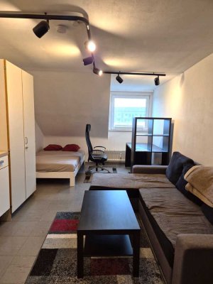Zwischen Innenstadt, Westpark & UKA | DG-Apartment mit separater Küche & reichlich Privatsphäre
