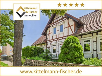Charmantes Fachwerkhaus im Herzen Königslutters! 2 eigenständige Wohnungen, teilsaniert, 5 Garagen