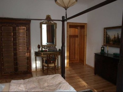 Lichtdurchflutete Altbauwohnung mit bezauberndem Wintergarten und einzigartigem Charakter.