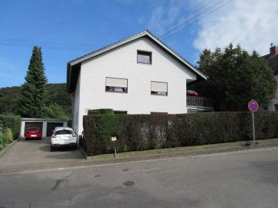 EG-WOHNUNG MIT GARAGE, GROSSER GARTENFLÄCHE, WINTERGARTEN UND KACHELOFEN