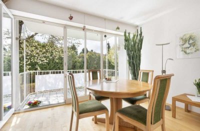 Helle zwei Zimmer Wohnung mit großem Balkon und Blick ins Grüne