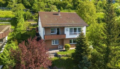 Haus mit großer Perspektive: Freistehend, gepflegt und im Grünen!