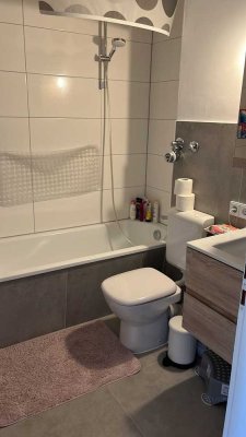 Vollständig renovierte 2-Zimmer-Wohnung mit Balkon und EBK in 82008, Unterhaching