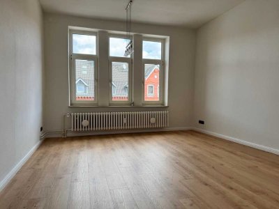 Modernisierte Wohnung mit vier Zimmern sowie Balkon und EBK