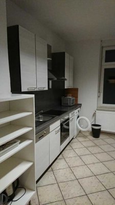 komplett möbliert: helle, ruhige Wohnung