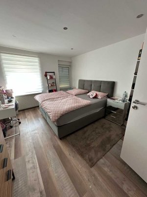 Ansprechende 4-Zimmer-EG-Wohnung mit geh. Innenausstattung mit Balkon und EBK in Weissach im Tal