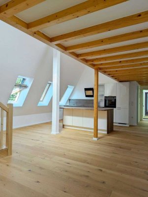 Hochwertige Dachgeschosswohnung mit offener Wohnküche in Wilmersdorf