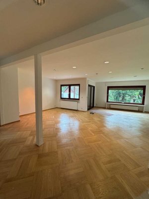 Geräumiges Einfamilienhaus mit großer Garage und Möglichkeit für Einliegerwohnung in Berlin-Kladow.