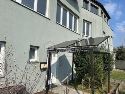 Neuwertige 2 Zimmer Terrassenwohnung mit Garten, Stellplatz &amp; Solarenergie in Wiener Neustadt!