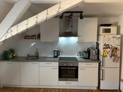 Gemütliches Wohnen unterm Dach – 3-Zimmer-Altbauwohnung mit besonderem Charme