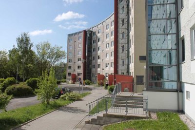 2-Raum-Wohnung mit verglastem Balkon, Aufzug und Badewanne