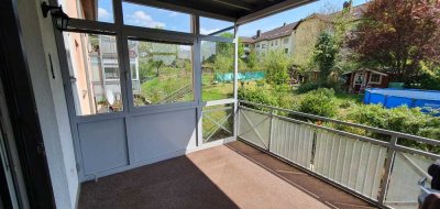 Lichtdurchflutete 3-Zimmer-Wohnung mit zwei Balkonen und Carport in Aschaffenburg-Schweinheim