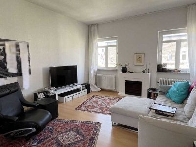 Wohnen in Bestlage direkt am Bebelplatz in dieser schönen 2 ZKB Altbauwohnung inkl. EBK