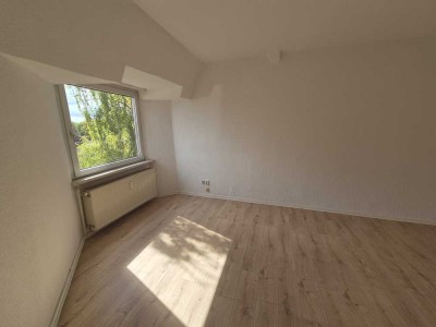 Frisch sanierte 3-Raum-DG-Wohnung mit Altbaucharme - Einbauküche, Glasfaser, Südlage, Domblick