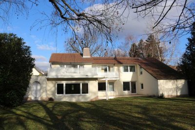 Repräsentative Villa mit 8 Zimmern in Neu-Isenburg (modernisiert)