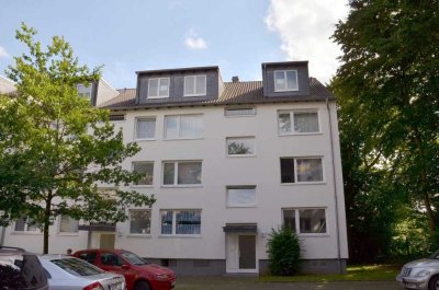 Investition oder Eigenheim: Lichtdurchflutete 4-Zimmer-DG-Wohnung in Bestlage