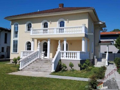 Villa in mediterranem Stil bietet viel Platz und ruhige Umgebung – 25 min zur Stadtgrenze Wien!