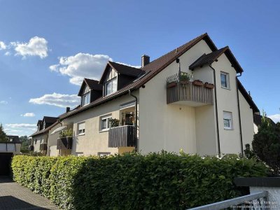 Gut geschnittene und gepflegte 2,5-Zimmer-Dachgeschosswohnung mit Loggia
