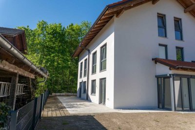 Neubau-Doppelhaushälfte in unverbautem Ortsrand mit Südhang und Bergblick