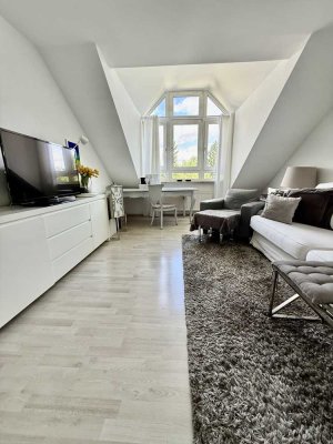 Lichtdurchflutete 3-Zimmer-Dachgeschosswohnung mit Lift und EBK über den Dächern Münchens