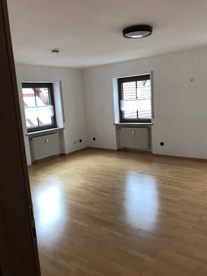 Freundliche und modernisierte 4-Raum-Wohnung mit geh. Innenausstattung mit Balkon und EBK in Vorra