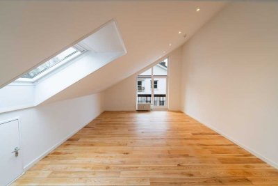 Erstbezug nach Sanierung: Charmante Dachgeschosswohnung mit separatem Hobbyraum