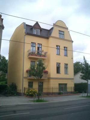 Schöne möblierte Dachgeschosswohnung in modernisierter Stadtvilla