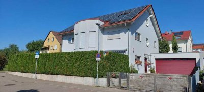 Freistehendes Einfamilienhaus mit Wellnessbereich, Einliegerwohnung und Doppelgarage in Kornwestheim